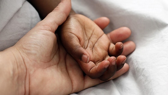 Las familias adoptivas necesitan más que un baby shower
