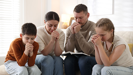 ¿Cómo le enseño a mis hijos a orar?